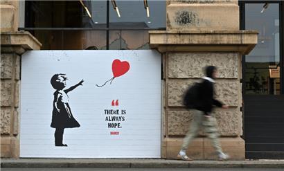 Das Symposium „Institutions and Resistance – Alliances for Art at Risk“ soll dazu dienen, eine möglichst vollständige Bestandsaufnahme der aktuellen Verletzungen in Sachen Kunstfreiheit und „existentieller Bedrohung“ von Künstler(innen) zu erstellen
