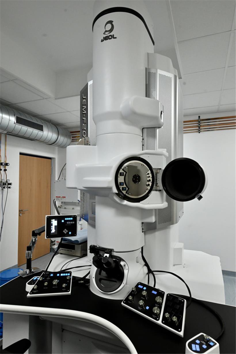 Das TEM im LIST reicht bis zur Decke. Mit den silbernen Knöpfen und Reglern kann unter anderem der Elektronenstrahl feinjustiert werden.
