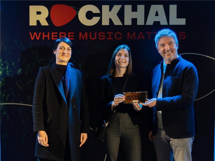 Cindy Berry hält stolz ihr Tageblatt-Ticket in der Hand, Gewinnerin des Tageslotteriewettbewerbs