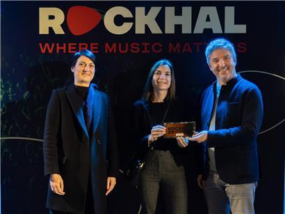 Cindy Berry hält stolz ihr Tageblatt-Ticket in der Hand, Gewinnerin des Tageslotteriewettbewerbs