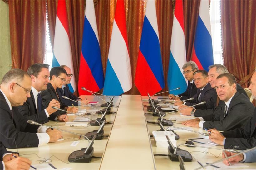 Das Tageblatt begleitete Premier Bettel 2015 ins russische Sotschi: Damals war Finanzministerin Yuriko Backes noch Bettels Conseillère Diplomatique. Auf dem Bild gegenüber sieht man Dmitri Medwedew: Der einstige russischer Premier ist heute Polterkönig. So meinte Medwedew gestern auf Twitter: „Die europäischen Fans von Fröschen, Leberwurst und Spaghetti lieben es, Kiew zu besuchen“. Der Spott galt…
