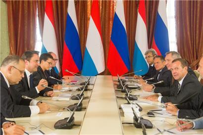 Das Tageblatt begleitete Premier Bettel 2015 ins russische Sotschi: Damals war Finanzministerin Yuriko Backes noch Bettels Conseillère Diplomatique. Auf dem Bild gegenüber sieht man Dmitri Medwedew: Der einstige russischer Premier ist heute Polterkönig. So meinte Medwedew gestern auf Twitter: „Die europäischen Fans von Fröschen, Leberwurst und Spaghetti lieben es, Kiew zu besuchen“. Der Spott galt…
