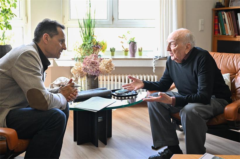 Mit dem Tod von Pe’l Schlechter geht ein Stück Luxemburg verloren Das Tageblatt besuchte Pe‘l Schlechter im Konviktsgaart: Franck Colotte (l.) im Gespräch mit dem Autor (r.)