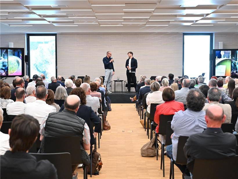 Weinpräsentation des Tageblatts am Mittwochabend mit verschiedenen Weinsorten und Verkostungsszene