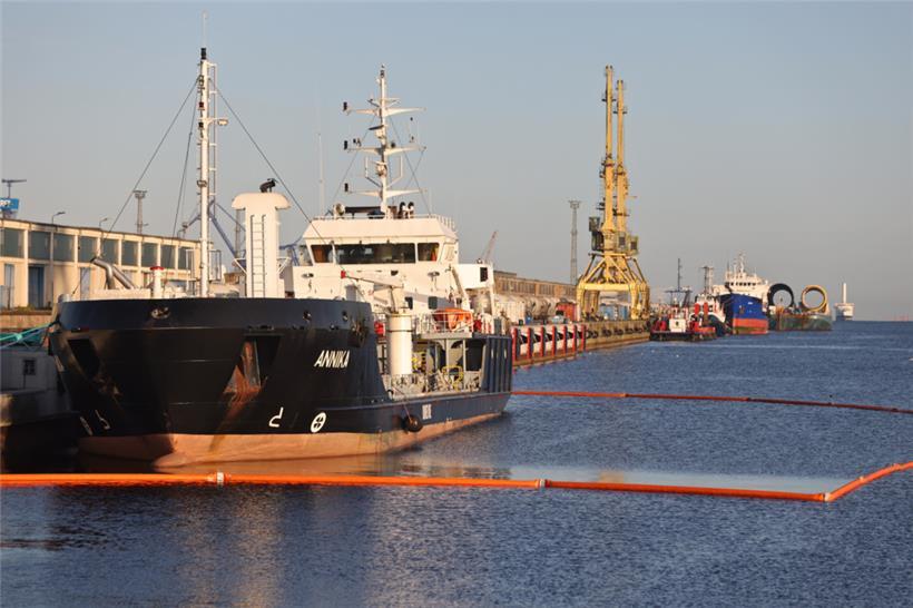 Das Tankschiff „Annika“, das auf der Ostsee vor Mecklenburg-Vorpommern in Brand geraten war, liegt im Rostocker Seehafen. Die 73 Meter lange „Annika“, soll zum Zeitpunkt des Brandes mit etwa 640 Tonnen Öl beladen gewesen sein.
