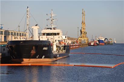 Das Tankschiff „Annika“, das auf der Ostsee vor Mecklenburg-Vorpommern in Brand geraten war, liegt im Rostocker Seehafen. Die 73 Meter lange „Annika“, soll zum Zeitpunkt des Brandes mit etwa 640 Tonnen Öl beladen gewesen sein.
