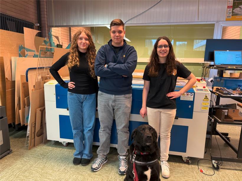 Das Team „Feel It“ (v.l.): Chloé, Max, Noémie und Rex, Noémies Begleithund und Maskottchen der Gruppe
