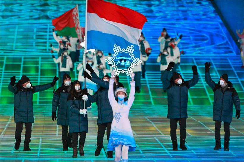 Das Team Lëtzebuerg mit den beiden Fahnenträgern Gwyneth ten Raa und Matthieu Osch sowie der restlichen Delegation: Missionschef Heinz Thews, „Attaché Olympique“ Cheng Xia, Physiotherapeut Geoffrey Osch sowie den Ski Alpin-Trainern Gilles Osch und Patrick Emptaz-Colomb
