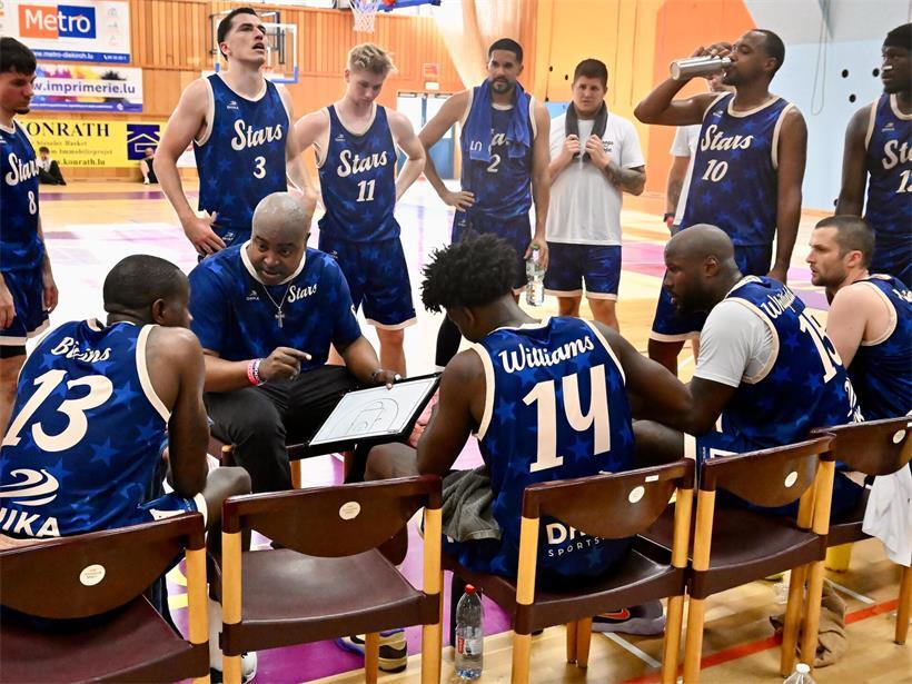 Team Stars in sportlichen Trikots posierend, motiviert und bereit für den Wettkampf