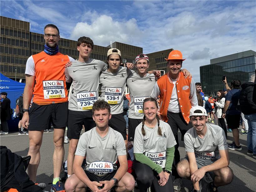 Team der BBS Saarburg zeigt hochmotivierte Mitglieder vor dem Start eines Projekts oder Wettbewerbs