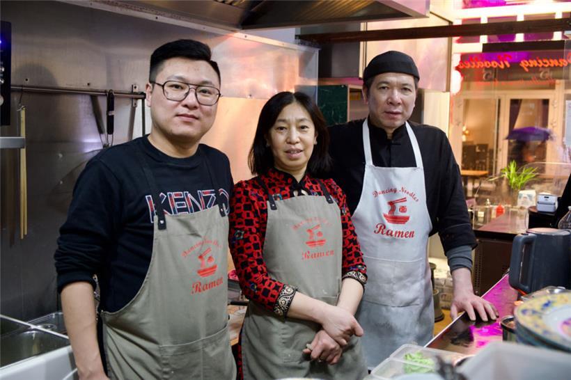 Das Team des Restaurants „Dancing Noodles“