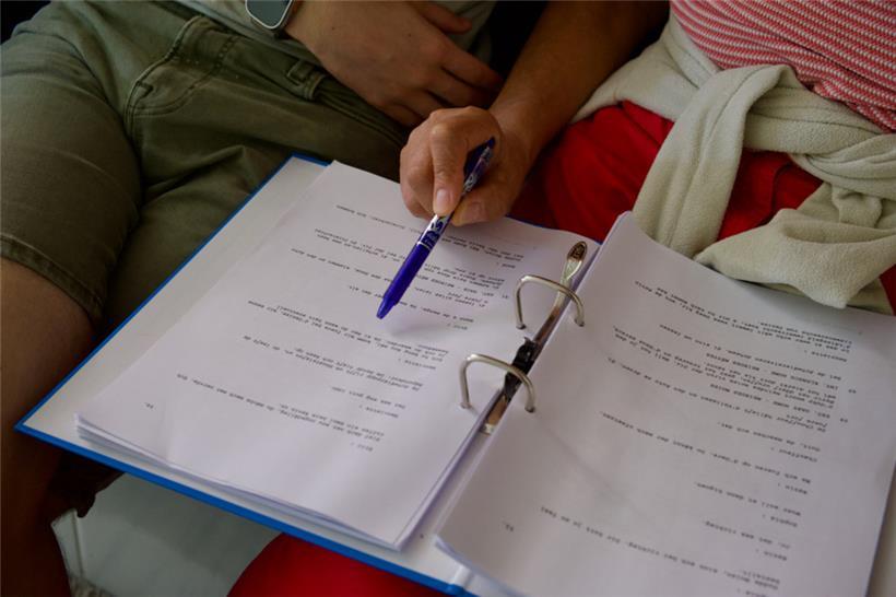 Das Team geht das Drehbuch noch ein Mal durch