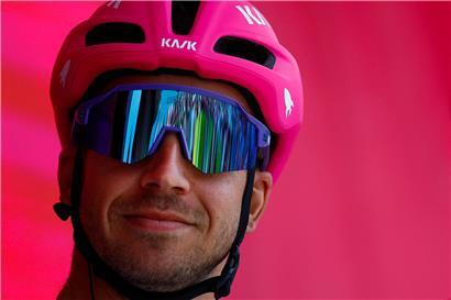 Team mit Dylan Groenewegen beim Radrennen, strebt ersten Grand-Tour-Sieg im Profi-Radsport an