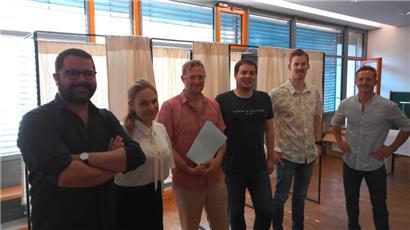 Das Team von Wahlhelfer Gérard Thein (links) ist seit 8 Uhr im Einsatz
