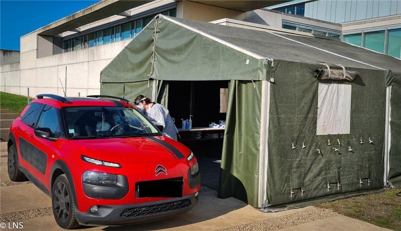 Das Testzentrum des LNS ist per Drive-in erreichbar
