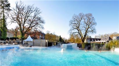 Das Thermalbecken in Mondorf: Das Wasser hat eine beruhigende, abschwellende und entzündungshemmende Wirkung. Nach erfolglosen Versuchen in Cessingen, Echternach und in Perl-Besch werden die Quellen in Mondorf gefunden. 
