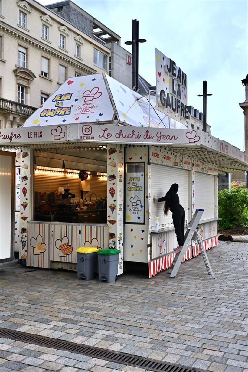 Traditionsgeschäft Jean la Gaufre am Rathausplatz mit klassischem Gaufre-Stand und einladendem Ambiente