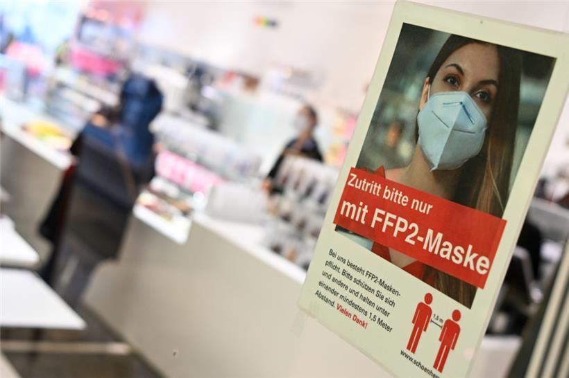 Das Tragen einer Maske wird an vielen Orten weiterhin geboten sein
