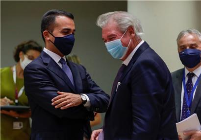 Das Treffen der EU-Außenminister, an dem ebenfalls Luxemburgs Chefdiplomat Jean Asselborn – hier im Gespräch mit seinem italienischen Amtskollegen Luigi Di Maio – teilnahm, war das erste seit Beginn der Corona-Krise, das wieder in Brüssel unter physischer Beteiligung stattfand
