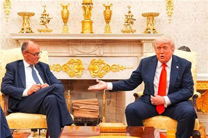 Das Treffen zwischen US-Präsident Donald Trump und dem deutschen Bundeskanzler Friedrich Merz verlief weitaus besser als befürchtet, dennoch dürfte dies nur wenig am Zollstreit mit der EU ändern, den Trump vom Zaun gebrochen hat
