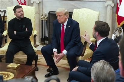 Das Treffen zwischen dem ukrainischen Präsidenten Wolodymyr Selenskyj, dem US-Präsidenten Donald Trump und dessen Vizepräsidenten JD Vance eskalierte – in den sozialen Medien erfährt Selenskyj viel Solidarität 
