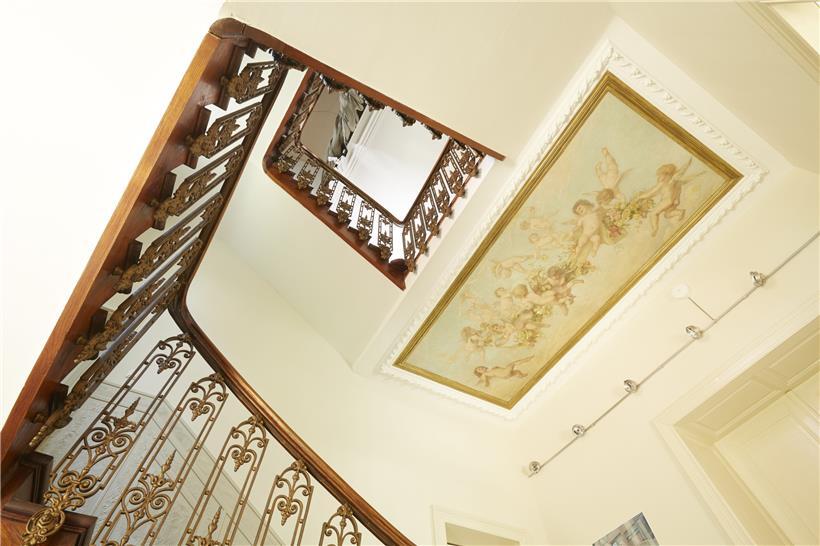 Das Treppenhaus mit einem Gemälde Moussets