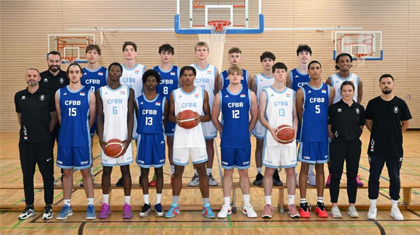Das U18-Team in der Nationale 2: Vordere Reihe (v.l.n.r.): Denis Toroman (Coach), Charel Brettner, Modou Thiam Diop, Elvio Alissoutin, Abram Macalou, Lee Brosius, Jules Reuter, Ewan Da Silva Jose, Julie Bouvy (Physiotherapeutin), Marcel Bultel (Athletik-Coach); hintere Reihe (v.l.n.r.): Alexandre Carradore (Assistant-Coach), Louis Cocard, Leis Sabotic, Stefan Stoykov, Sarunas Sulcas, Samuel Rehak, Omar Youssef Essid, Mathis…
