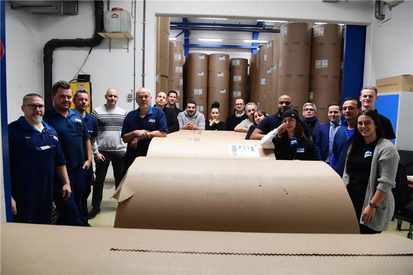 Das Uelzechtkanal-Team und Editpress-Mitarbeiter im Papierlager der Druckerei
