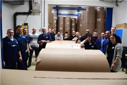 Das Uelzechtkanal-Team und Editpress-Mitarbeiter im Papierlager der Druckerei
