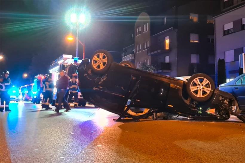Das Unfallauto blieb auf dem Dach liegen
