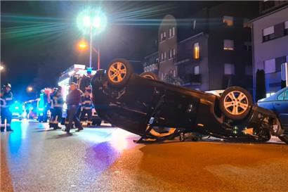 Das Unfallauto blieb auf dem Dach liegen
