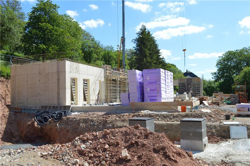 Das Untergeschoss wird zur einen Hälfte aus Betonelementen und zur anderen aus Holz gebaut
