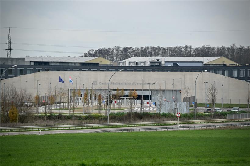 Das Untersuchungsgefängnis in der Gemeinde liegt ziemlich alleine auf weiter Flu...