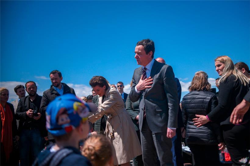 Das Verhältnis zwischen Serbien und dem Kosovo bleibt schwierig: Kosovos Premierminister Albin Kurti nahm vergangene Woche an einer Gedenkfeier für im Jahr 1999 von serbischen Truppen ermordete Menschen im Kosovo teil
