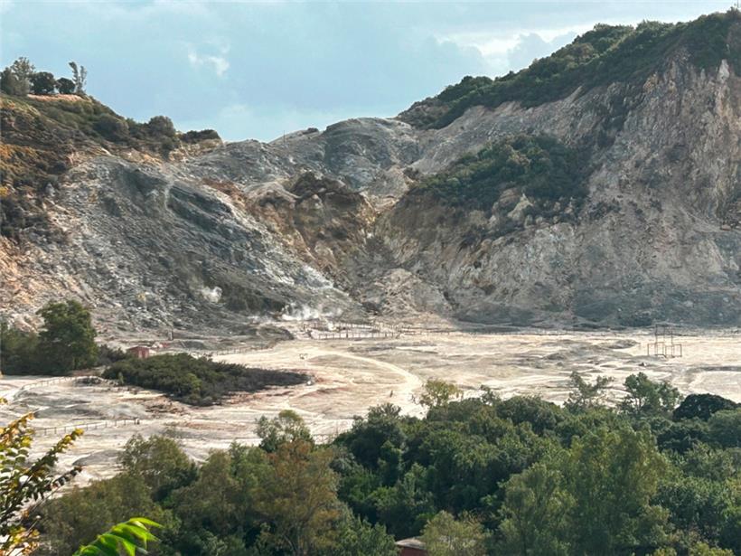 Das Vulkanfeld Solfatara in der Kleinstadt Pozzuoli im Westen von Neapel
