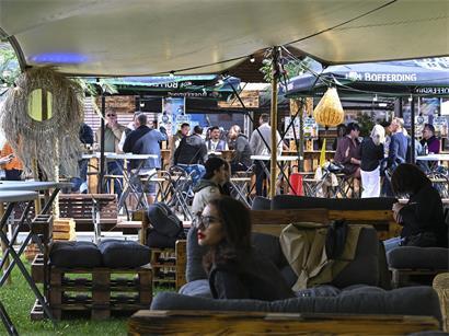 Afterwork Event im Wax am 4. Juni mit entspannten Gästen und sommerlicher Atmosphäre