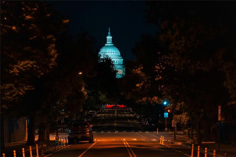 Das Washingtoner Capitol im Scheinwerferlicht. Howard Zinn hingegen befasste sich nicht zuletzt mit den dunklen Seiten der US-Geschichte.
