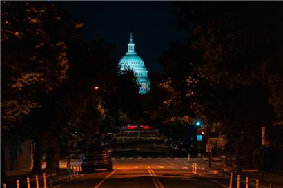 Das Washingtoner Capitol im Scheinwerferlicht. Howard Zinn hingegen befasste sich nicht zuletzt mit den dunklen Seiten der US-Geschichte.
