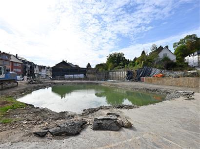 Das Wasser, das in den vergangenen Monaten die Baustelle geflutet hat, ist dort noch immer gut sichtbar