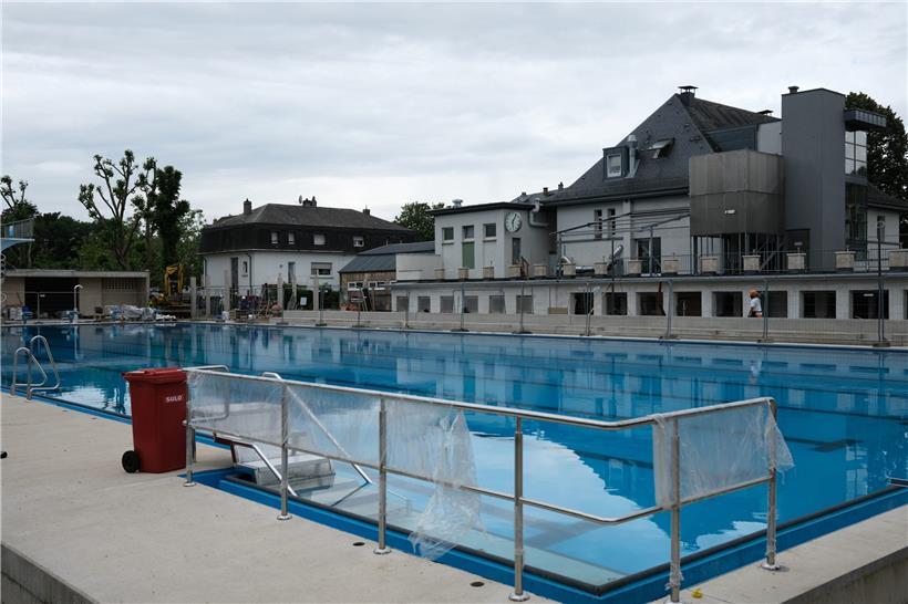 Das Wasser im Schwimmbecken lädt bereits dazu ein, ins kühle Nass zu springen
