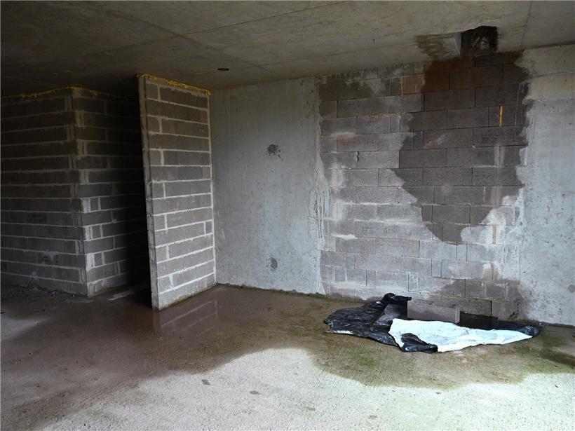 Wasser läuft an mehreren Stellen der Wohnungswand herunter, zeigt Feuchtigkeitsschäden und mögliche Rohrleckage