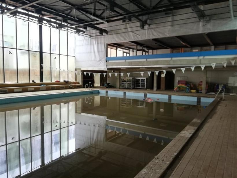 Das Wasser stand im Schwimmbad bis knapp unter den Balkon