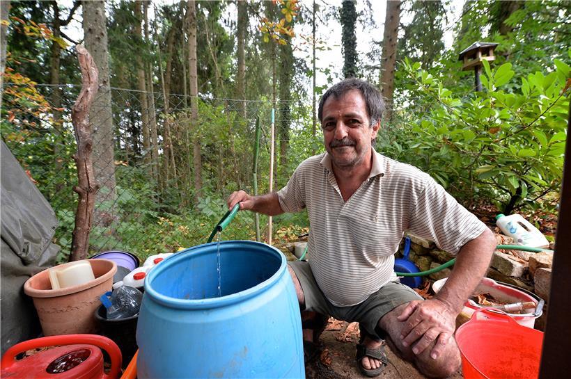 Das Wasserproblem ist nicht neu, sagt Nico Schötter, der die Schrebergärten in- und auswendig kennt und bereits seit Jahren auf Missstände und Unstimmigkeiten aufmerksam macht. Seinen Garten auf dem „Gaalgebierg“ hat sein Vater bereits in den 1950er Jahren gepachtet. Schötter hat „die Spielchen“ nun satt: „Ich möchte einfach nur, dass es läuft!“
