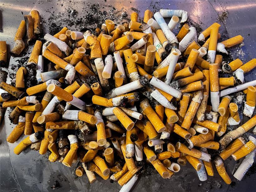 Das Wegwerfen von Zigarettenstummel wird seit 2022 mit einem Bußgeld von 145 Euro gestraft – im Jahr 2024 stellen Beamte jedoch keine einzige Strafe aus
