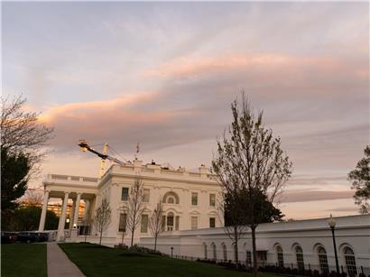 Das Weiße Haus in Washington D.C. bei klarem Himmel, Symbol der US-Regierung und amerikanischen Politik.