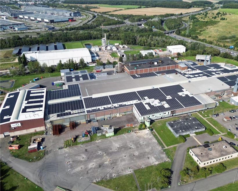 Skulptur "Das Werk" in Düdelingen, modernes Kunstwerk aus Metall vor urbaner Kulisse