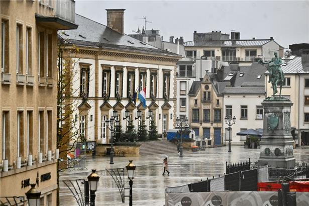 Das Wetter ist meist schlecht, jeden Morgen herrscht Stau und jedes vierte Kind in Luxemburg ist von Armut betroffen – sind das Naturgesetze, die nur in Luxemburg gelten?
