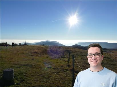 Sonniges Wetter mit blauem Himmel lädt zum Verweilen und Entspannen in der Natur ein