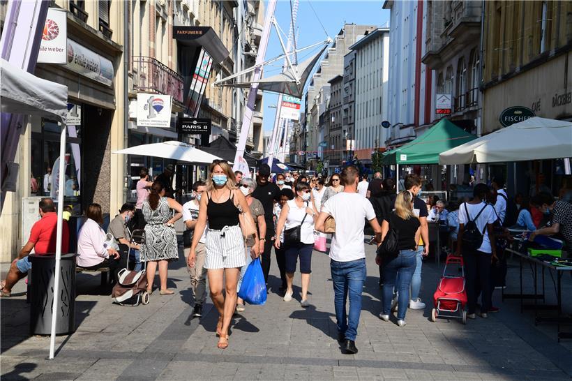 Das Wetter spielt mit: Der „Hierschtmoart“ in Esch lockt trotz Sicherheitsmaßnahmen viele Menschen in die Alzettestraße 
