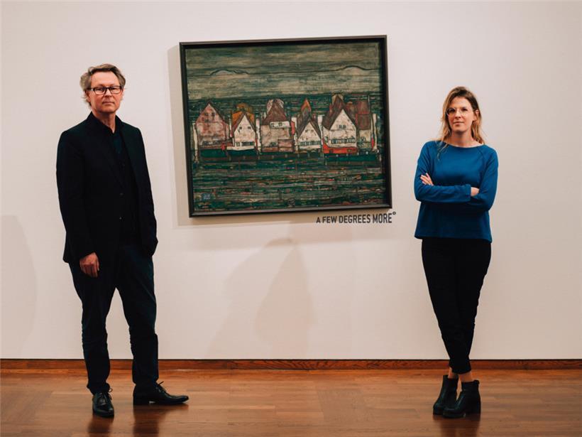 Das Wiener Leopold Museum hat 15 Werke bekannter Künstler schief gehängt und will damit auf die Folgen der Erderwärmung aufmerksam machen
